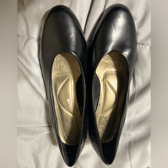 Soft Style Hush Puppies Black Flats Size 8.5 - Picture 1 of 4